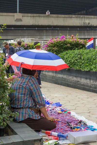 BANGKOK - 20 DE FEBRERO: Primeros manifestantes desalojados frente al Sh — Foto de Stock