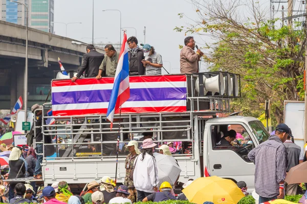 BANGKOK - 20 DE FEBRERO: Primeros manifestantes desalojados frente al Sh —  Fotos de Stock