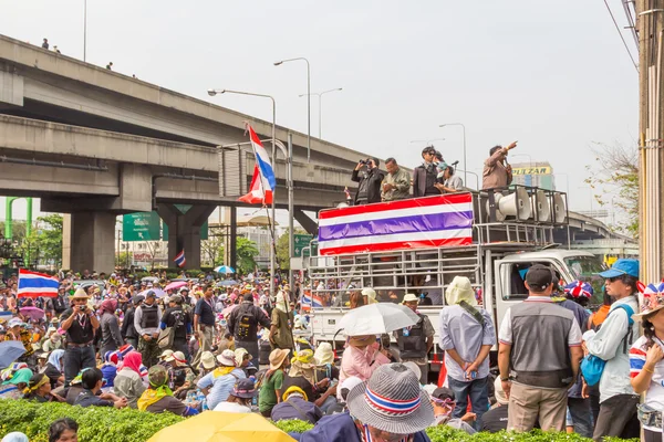 BANGKOK - 20 DE FEBRERO: Primeros manifestantes desalojados frente al Sh — Foto de Stock