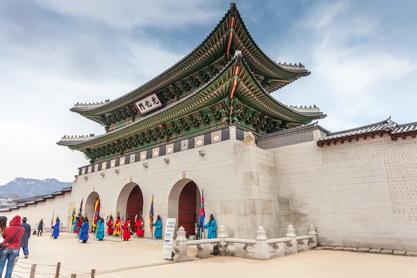 SEOUL, Coréia do Sul - MARÇO 08: Turistas matinais começam a — Fotografia de Stock