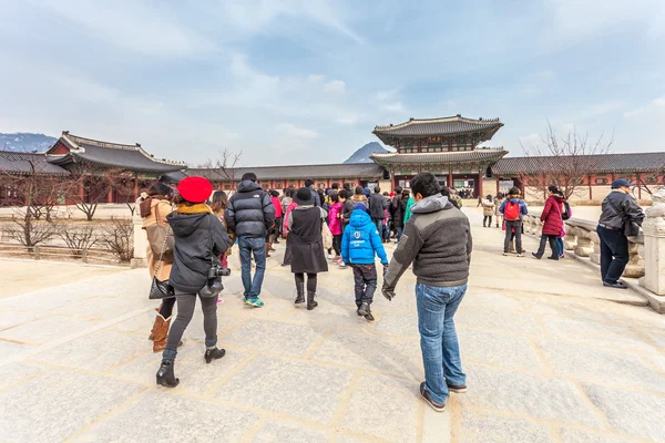 SEÚL, COREA DEL SUR - 08 DE MARZO: Temprano en la mañana los turistas comienzan a — Foto de Stock