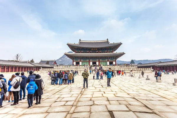 SEOUL, SOUTH KOREA - maaliskuu 08: Varhain aamulla turistit alkavat — kuvapankkivalokuva