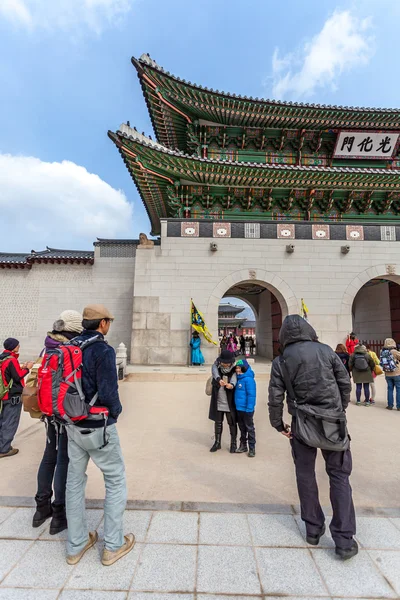 Seoul, Südkorea - märz 08: früh morgens beginnen die touristen — Stockfoto