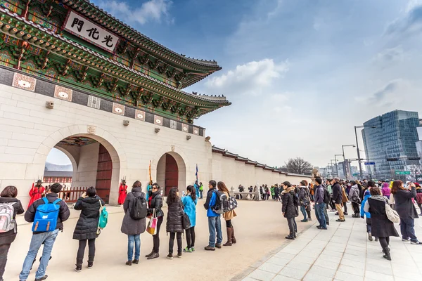 SEOUL, SOUTH KOREA - maaliskuu 08: Varhain aamulla turistit alkavat — kuvapankkivalokuva