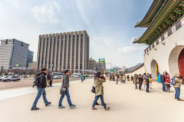 Seoul, Südkorea - märz 08: früh morgens beginnen die touristen — Stockfoto