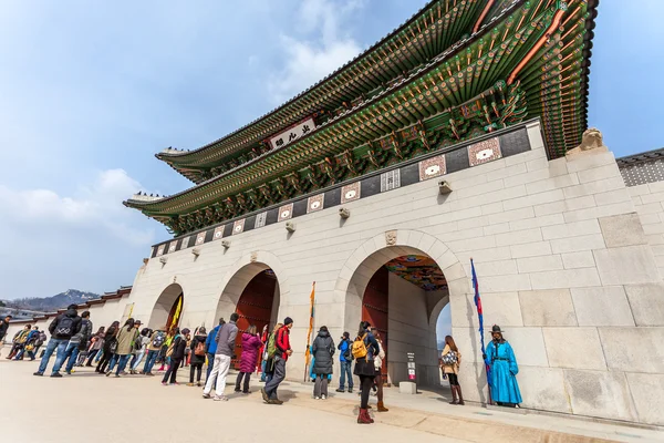 SEOUL, CORÉE DU SUD - MARS 08 : Les touristes commencent tôt le matin à — Photo