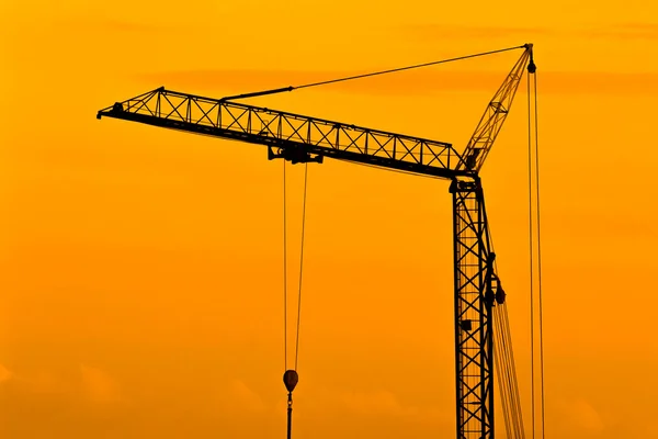 Grues de construction industrielle et silhouettes de construction — Photo