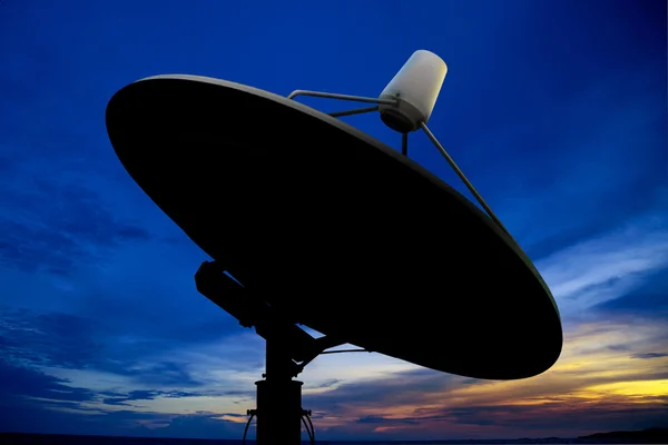 Antenna satellitare in crepuscolo — Foto Stock