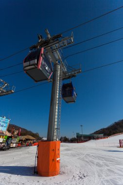 Hongcheon, Güney Kore - 7 Mart: teleferik teleferik kayakçı alarak