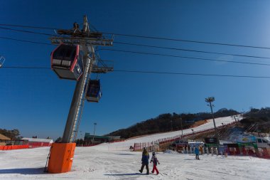 Hongcheon, Güney Kore - 7 Mart: teleferik teleferik kayakçı alarak