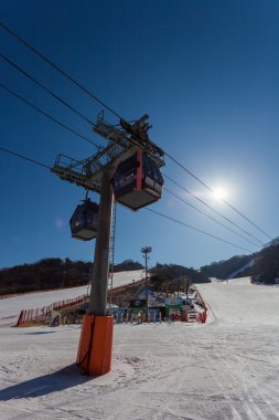 Hongcheon, Güney Kore - 7 Mart: teleferik teleferik kayakçı alarak