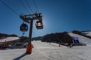 Hongcheon, Güney Kore - 7 Mart: teleferik teleferik kayakçı alarak