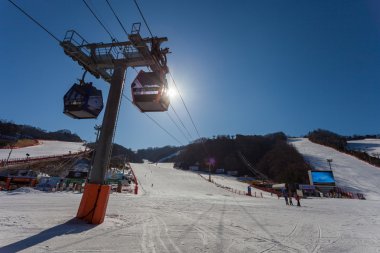 Hongcheon, Güney Kore - 7 Mart: teleferik teleferik kayakçı alarak