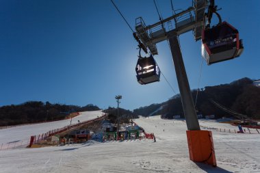 Hongcheon, Güney Kore - 7 Mart: teleferik teleferik kayakçı alarak