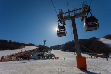 Hongcheon, Güney Kore - 7 Mart: teleferik teleferik kayakçı alarak