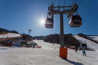 Hongcheon, Güney Kore - 7 Mart: teleferik teleferik kayakçı alarak