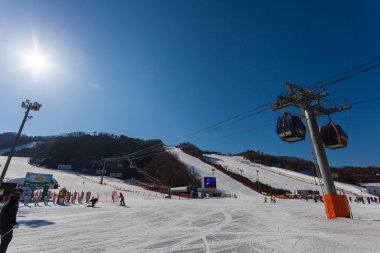 Hongcheon, Güney Kore - 7 Mart: teleferik teleferik kayakçı alarak