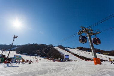 Hongcheon, Güney Kore - 7 Mart: teleferik teleferik kayakçı alarak