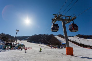 Hongcheon, Güney Kore - 7 Mart: teleferik teleferik kayakçı alarak