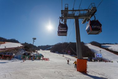 Hongcheon, Güney Kore - 7 Mart: teleferik teleferik kayakçı alarak