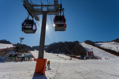 Hongcheon, Güney Kore - 7 Mart: teleferik teleferik kayakçı alarak