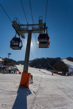 Hongcheon, Güney Kore - 7 Mart: teleferik teleferik kayakçı alarak