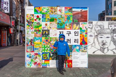 Seoul - 8 Mart: turist Hongdae'nin, sanat ile aksiyon fotoğrafları