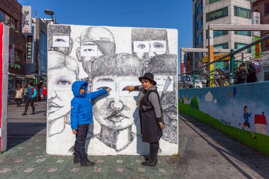 Seoul - 8 Mart: turist Hongdae'nin, sanat ile aksiyon fotoğrafları