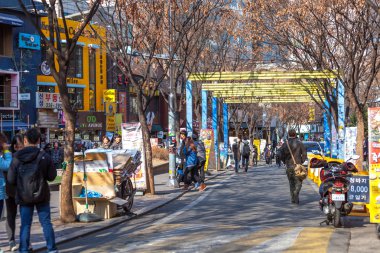 Seoul - 8 Mart: sokak görünümü Hongdae'nin alanı, 8 Mart tarihinde hongik