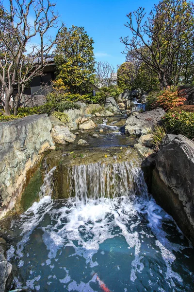 Giardino giapponese e cascata nel tempio di Asakusa Tokyo Giappone — Foto Stock