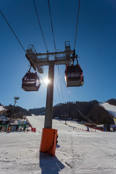 Hongcheon, Güney Kore - 7 Mart: teleferik teleferik kayakçı alarak