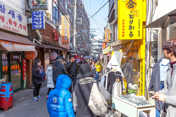SEOUL - MARCH 8: Street view of Hongdae Area , Hongik on March 8 — Stock Photo, Image