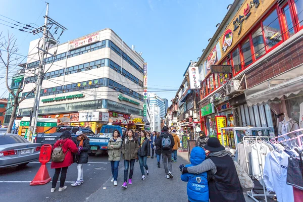 SEOUL - MARÇO 8: Vista de rua da área de Hongdae, Hongik em 8 de março — Fotografia de Stock