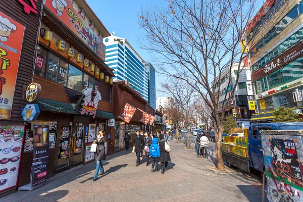 SEOUL - MARCH 8: Street view of Hongdae Area , Hongik on March 8 — Stock Photo, Image