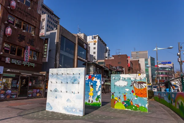 SEÚL - 8 DE MARZO: Vista de la calle del área de Hongdae, Hongik el 8 de marzo — Foto de Stock