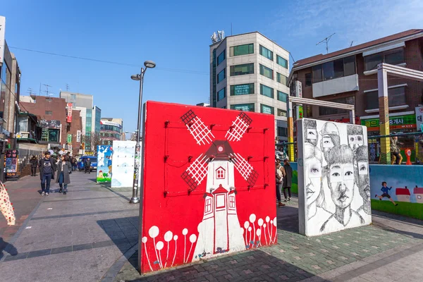 SEOUL - MARCH 8: Street view of Hongdae Area , Hongik on March 8 — Stock Photo, Image