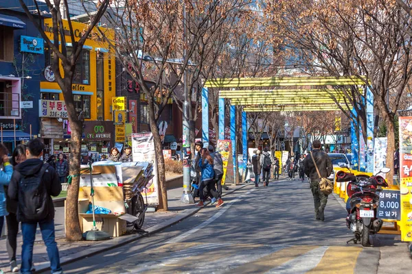 SEÚL - 8 DE MARZO: Vista de la calle del área de Hongdae, Hongik el 8 de marzo — Foto de Stock