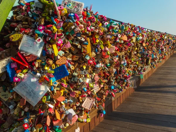 COREIA DO SUL - MARÇO 7: Milhares de cadeados de amor em N Seul T — Fotografia de Stock