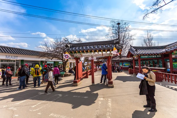 Namiseom - 06 Mart: NAMI kapıdan iskeleye önünde turistlerin — Stok fotoğraf