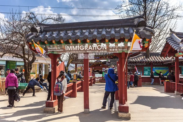 Namiseom - mars 06: turister framför porten piren till nami — Stockfoto