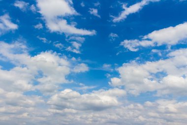 Küçük bulutlu mavi gökyüzü arkaplanı