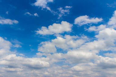 Küçük bulutlu mavi gökyüzü arkaplanı