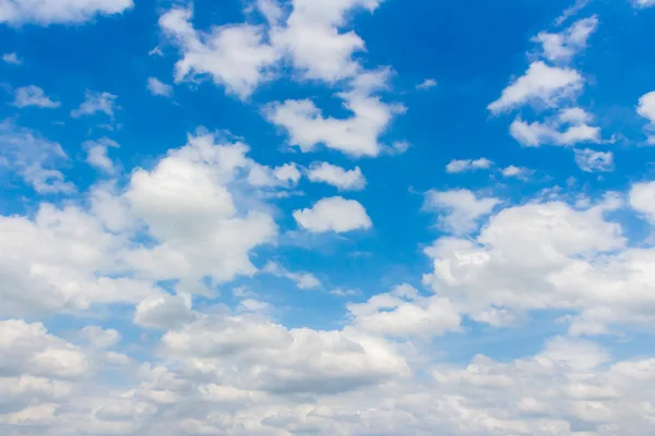 Blauwe lucht achtergrond met kleine wolken — Stockfoto