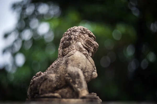 En liten staty av ett lejon på cement — Stockfoto