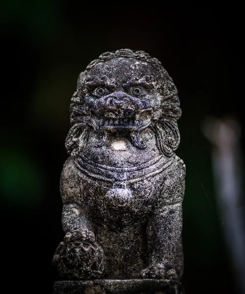 Pequeñas estatuas de león siamés sobre el cemento — Foto de Stock