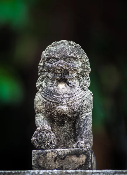 Pequeñas estatuas de león siamés sobre el cemento — Foto de Stock