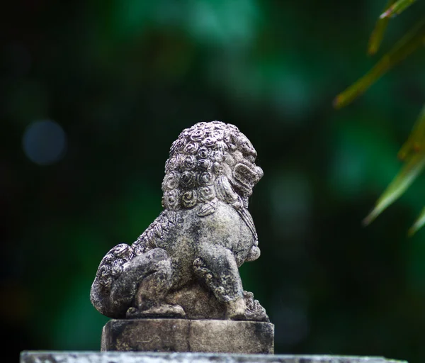 Pequeñas estatuas de león siamés sobre el cemento — Foto de Stock