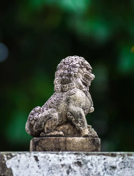 Pequenas estátuas de leão siamês no cimento — Fotografia de Stock