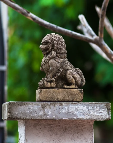Petites statues de lion siamois sur le ciment — Photo