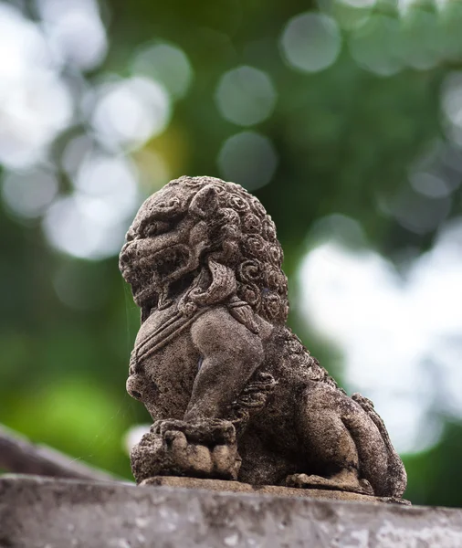 Pequeñas estatuas de león siamés sobre el cemento — Foto de Stock